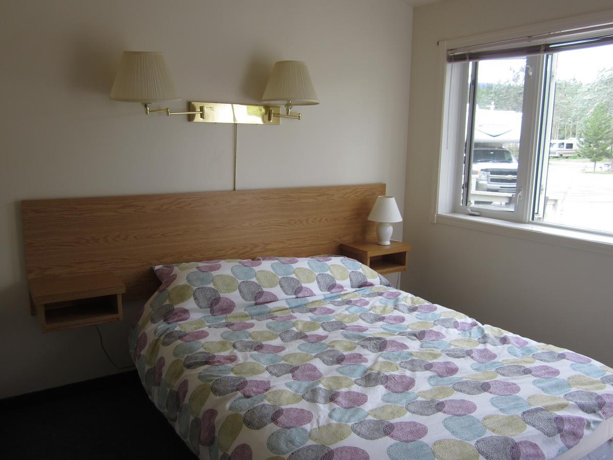 Johnson'S Crossing Lodge Johnsons Crossing Extérieur photo